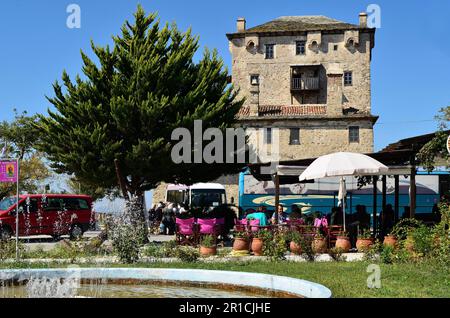 Ouranoupolis, Griechenland - 29. September 2011: Unbekannte Touristen in einem Restaurant vor dem Prosphorios-Turm, dem Wahrzeichen des kleinen Dorfes Stockfoto