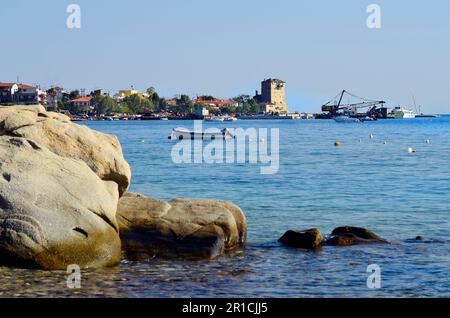 Griechenland, Dorf Ouranoupolis auf der Halbinsel Athos mit mittelalterlichem Prosphorios-Turm und Hafen Stockfoto