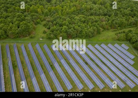 Erneuerbare Energien. Flugdrohnen fliegen über ein Photovoltaik-Kraftwerk. Gruppe von Solarpaneelen, die die Sonne für die Energieerzeugung suchen. Stockfoto