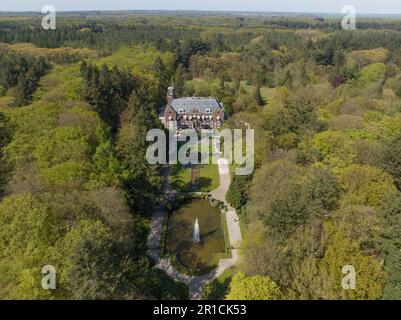 Luftdrohnenfotos Schloss die Hooge Vuursche in GThe Netherlands. Stockfoto