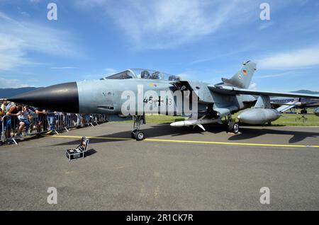 Zeltweg, Österreich - 03. September 2022: Öffentliche Flugschau in Steiermark mit dem Namen Airpower 22, statischer Dispay mit Panavia PA-200 Tornado Eurofighter Typhoon Stockfoto