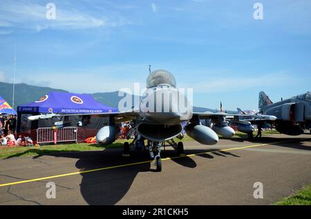 Zeltweg, Österreich - 03. September 2022: Öffentliche Flugschau in Steiermark mit dem Namen Airpower 22, statische Anzeige mit McDonnell Douglas F-4E Phantom II und F16 Fight Stockfoto