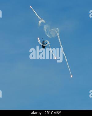 Zeltweg, Österreich - 03. September 2022: Öffentliche Flugschau in Steiermark mit dem Namen Airpower 22, Demonstration mit einem Agusta A109 Hubschrauber mit defensivem Capabil Stockfoto
