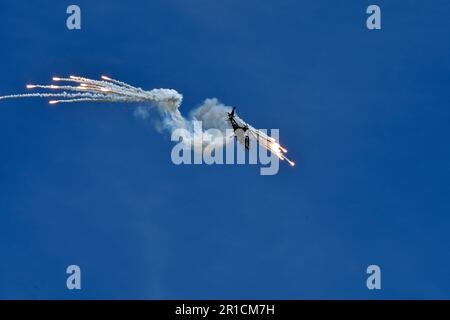 Zeltweg, Österreich - 03. September 2022: Öffentliche Flugschau in Steiermark mit dem Namen Airpower 22, Demonstration mit einem Agusta A109 Hubschrauber mit defensivem Capabil Stockfoto