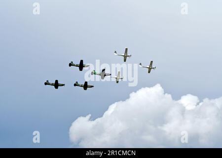 Zeltweg, Österreich - 03. September 2022: Öffentliche Airshow in der Steiermark mit dem Namen Airpower 22, Formationsflug von Diamond DA40 und Pilatus PC-6 Propellerflugzeugen Stockfoto