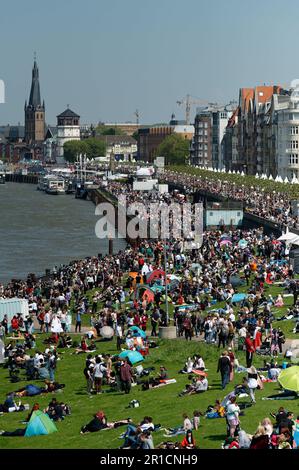 Düsseldorf, Deutschland. 13. Mai 2023. Die Rheinpromenade in Düsseldorf ist am 20. Japan Day gut besucht. Seit 1983 haben die Japaner ihre traditionell guten Beziehungen zu Nordrhein-Westfalen und insbesondere zur Stadt Düsseldorf mit Japan gewürdigt. Seit 2002 gibt es einen „Japan Day“ mit japanischem Feuerwerk am Abend. Kredit: Henning Kaiser/dpa/Alamy Live News Stockfoto