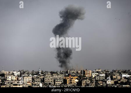 Gaza, Palästina. 12. Mai 2023. Nach israelischen Luftangriffen in Khan Yunis im südlichen Gazastreifen steigt der Rauch. Kredit: SOPA Images Limited/Alamy Live News Stockfoto