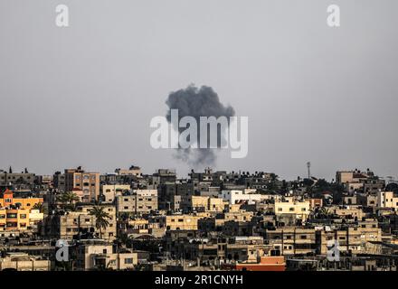 Gaza, Palästina. 12. Mai 2023. Nach israelischen Luftangriffen in Khan Yunis im südlichen Gazastreifen steigt der Rauch. Kredit: SOPA Images Limited/Alamy Live News Stockfoto