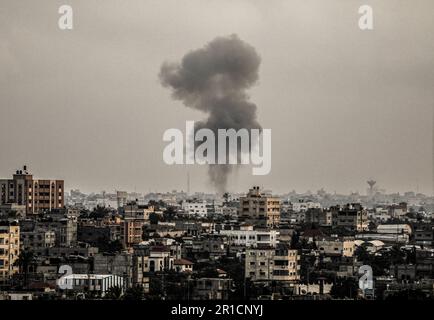 Gaza, Palästina. 12. Mai 2023. Nach israelischen Luftangriffen in Khan Yunis im südlichen Gazastreifen steigt der Rauch. Kredit: SOPA Images Limited/Alamy Live News Stockfoto