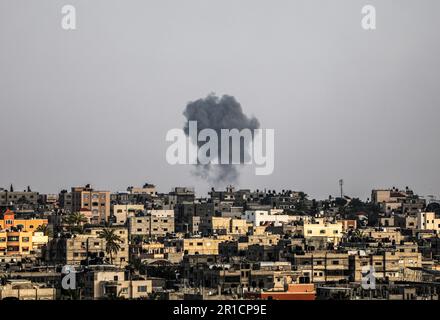 Gaza, Palästina. 12. Mai 2023. Nach israelischen Luftangriffen in Khan Yunis im südlichen Gazastreifen steigt der Rauch. (Foto: Yousef Masoud/SOPA Images/Sipa USA) Guthaben: SIPA USA/Alamy Live News Stockfoto