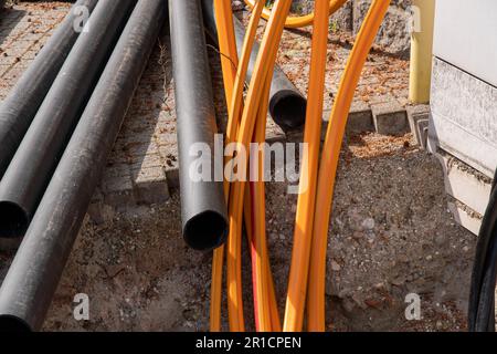 Auf der Straßenbaustelle in der Stadt werden Organigramme und -Leitungen verlegt Stockfoto