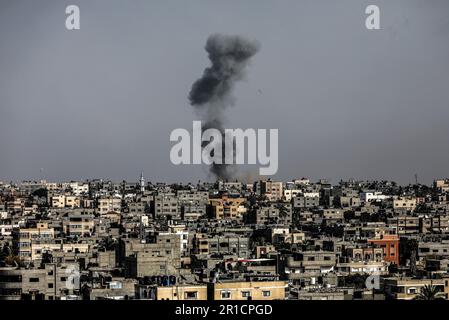 Gaza, Palästina. 12. Mai 2023. Nach israelischen Luftangriffen in Khan Yunis im südlichen Gazastreifen steigt der Rauch. (Foto: Yousef Masoud/SOPA Images/Sipa USA) Guthaben: SIPA USA/Alamy Live News Stockfoto