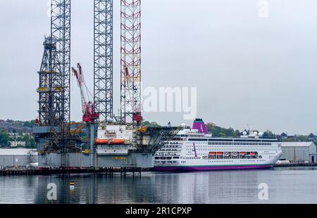 Dundee, Tayside, Schottland, Großbritannien. 13. Mai 2023. Der ambitionierte Kreuzfahrtschiff der British Ambassador Cruise Line legt heute in Dundee an und startet um 6 Uhr Dundee ist einer der neuen Flugverbotsorte in Großbritannien, von wo aus sie segeln. Mit dem Ambiente und den Ambitionen von Cruise Ships ist die neueste Kreuzfahrtlinie Großbritanniens seit über einem Jahrzehnt für jeden im Vereinigten Königreich leicht erreichbar. Kredit: Dundee Photographics/Alamy Live News Stockfoto