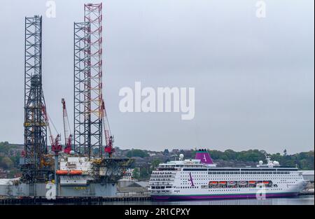 Dundee, Tayside, Schottland, Großbritannien. 13. Mai 2023. Der ambitionierte Kreuzfahrtschiff der British Ambassador Cruise Line legt heute in Dundee an und startet um 6 Uhr Dundee ist einer der neuen Flugverbotsorte in Großbritannien, von wo aus sie segeln. Mit dem Ambiente und den Ambitionen von Cruise Ships ist die neueste Kreuzfahrtlinie Großbritanniens seit über einem Jahrzehnt für jeden im Vereinigten Königreich leicht erreichbar. Kredit: Dundee Photographics/Alamy Live News Stockfoto