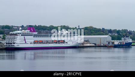 Dundee, Tayside, Schottland, Großbritannien. 13. Mai 2023. Der ambitionierte Kreuzfahrtschiff der British Ambassador Cruise Line legt heute in Dundee an und startet um 6 Uhr Dundee ist einer der neuen Flugverbotsorte in Großbritannien, von wo aus sie segeln. Mit dem Ambiente und den Ambitionen von Cruise Ships ist die neueste Kreuzfahrtlinie Großbritanniens seit über einem Jahrzehnt für jeden im Vereinigten Königreich leicht erreichbar. Kredit: Dundee Photographics/Alamy Live News Stockfoto