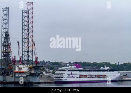 Dundee, Tayside, Schottland, Großbritannien. 13. Mai 2023. Der ambitionierte Kreuzfahrtschiff der British Ambassador Cruise Line legt heute in Dundee an und startet um 6 Uhr Dundee ist einer der neuen Flugverbotsorte in Großbritannien, von wo aus sie segeln. Mit dem Ambiente und den Ambitionen von Cruise Ships ist die neueste Kreuzfahrtlinie Großbritanniens seit über einem Jahrzehnt für jeden im Vereinigten Königreich leicht erreichbar. Kredit: Dundee Photographics/Alamy Live News Stockfoto