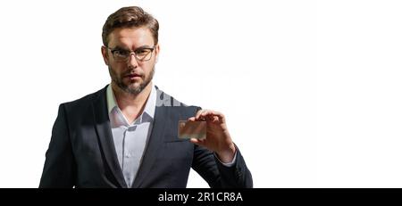 Mann mit Kreditkarte, um Kontoauszüge zu überprüfen. Kreditkartenkäufe online. Ein Geschäftsmann mit einer Kreditkarte mit Kredithistorie, der Zahlungen tätigt Stockfoto