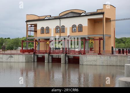 Urus Martan, Russland. 12. Mai 2023. RUSSLAND, REPUBLIK TSCHETSCHENIEN - 12. MAI 2023: Die Enthüllung des Wasserkraftwerks Argun. Der Start des Komplexes, der die Bewässerungsgebiete Urus-Martan und Shalinsky versorgt, wird gute Bedingungen für die Entwicklung des agroindustriellen Komplexes der Region schaffen. Yelena Afonina/TASS/ABACAPRESS.COM Kredit: Abaca Press/Alamy Live News Stockfoto