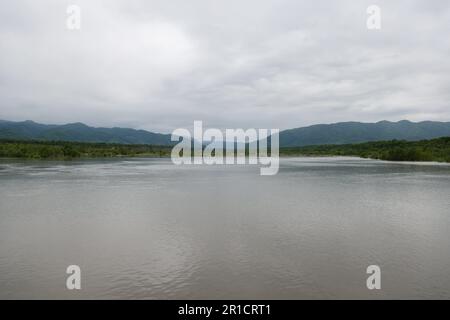 Urus Martan, Russland. 12. Mai 2023. RUSSLAND, REPUBLIK TSCHETSCHENIEN - 12. MAI 2023: Blick auf den Fluss Argun. Yelena Afonina/TASS/ABACAPRESS.COM Kredit: Abaca Press/Alamy Live News Stockfoto