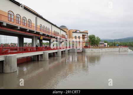 Urus Martan, Russland. 12. Mai 2023. RUSSLAND, REPUBLIK TSCHETSCHENIEN - 12. MAI 2023: Die Enthüllung des Wasserkraftwerks Argun. Der Start des Komplexes, der die Bewässerungsgebiete Urus-Martan und Shalinsky versorgt, wird gute Bedingungen für die Entwicklung des agroindustriellen Komplexes der Region schaffen. Yelena Afonina/TASS/ABACAPRESS.COM Kredit: Abaca Press/Alamy Live News Stockfoto