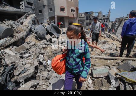 Beit Lahia, Palästina. 13. Mai 2023. Palästinenser inspizieren die Schäden an einem Haus, das am 13. Mai 2023 von den israelischen Luftangriffen in Beit Lahia im Norden von Gaza, Gaza, getroffen wurde. Foto: Ramez Habboub/ABACAPRESS.COM Kredit: Abaca Press/Alamy Live News Stockfoto