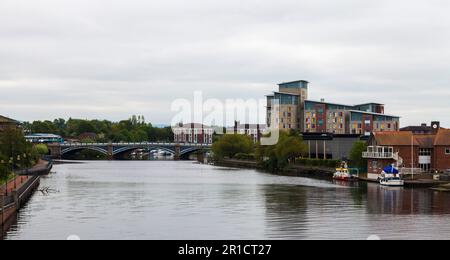 Ein Blick auf den Fluss Tees im Stadtzentrum von Stockton on Tees, England, UK, mit Victoria Bridge und Studentenwohnungen Stockfoto