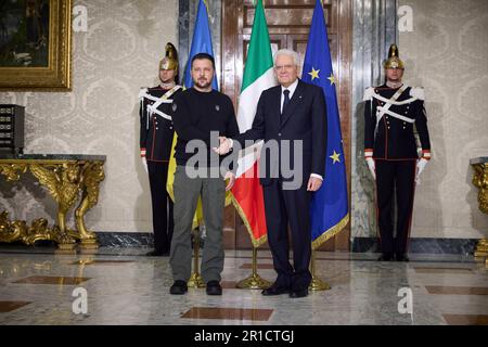 Rom, Italien. 13. Mai 2023. Der italienische Präsident Sergio Mattarella, rechts, begrüßt den ukrainischen Präsidenten Volodymyr Zelenskyy, links, während der Ankunftszeremonie im Quirinalpalast am 13. Mai 2023 in Rom, Italien. Kredit: Pool Photo/Pressestelle Des Ukrainischen Präsidenten/Alamy Live News Stockfoto