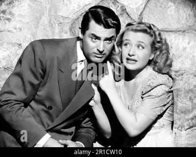 CARY GRANT und PRISCILLA LANE in ARSEN UND ALTER SPITZE (1944), Regie von FRANK CAPRA. Kredit: WARNER BROTHERS / Album Stockfoto