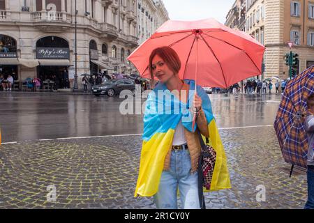 Rom, Italien. 13. Mai 2023. Ukrainische Frau mit ukrainischer Flagge auf der Piazza Barberini in Rom (Foto: Matteo Nardone/Pacific Press) Kredit: Pacific Press Media Production Corp./Alamy Live News Stockfoto