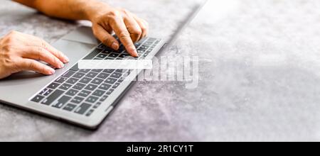 Die Hand eines Mannes ruht auf einem Laptop, um über das Internet nach Jobs zu suchen. Das Konzept für die Arbeit zu Hause, Touch, Website, Netzwerke, Tippen. Co Stockfoto