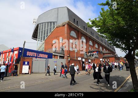 Fans kommen vor dem Spiel der Premier League im Selhurst Park in London an. Foto: Samstag, 13. Mai 2023. Stockfoto