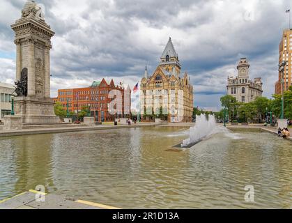 Clinton Square: Soldiers and Sailors Monument, Third National Bank Bldg., Syracuse Savings Bank Bldg., Gridley Bldg., State Tower Bldg. Stockfoto