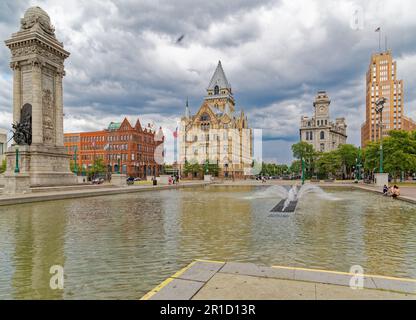 Clinton Square: Soldiers and Sailors Monument, Third National Bank Bldg., Syracuse Savings Bank Bldg., Gridley Bldg., State Tower Bldg. Stockfoto