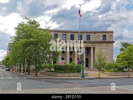 Der graue Stein Clinton Exchange wurde 1928 als Post- und Bundesgebäude erbaut und 1985 in Geschäftsbüros umgewandelt. Stockfoto