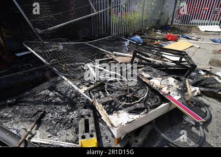 Die Überreste eines Lagers in der Sandwith Street, Dublin, nach einem Protest am Freitagabend, wo es demontiert und später angezündet wurde. Provisorische Zelte wurden in einer von obdachlosen Migranten benutzten Gasse errichtet. Ausgabedatum: Samstag, 13. Mai 2023. Stockfoto