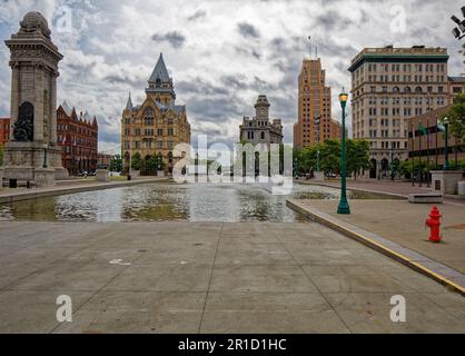 Clinton Sq.: Soldiers & Sailors Monument, Third National Bank, Syracuse Savings Bank, Gridley Bldg., State Tower Bldg., Onondaga County Savings Bank. Stockfoto