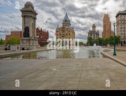 Clinton Sq.: Soldiers & Sailors Monument, Third National Bank, Syracuse Savings Bank, Gridley Bldg., State Tower Bldg., Onondaga County Savings Bank. Stockfoto