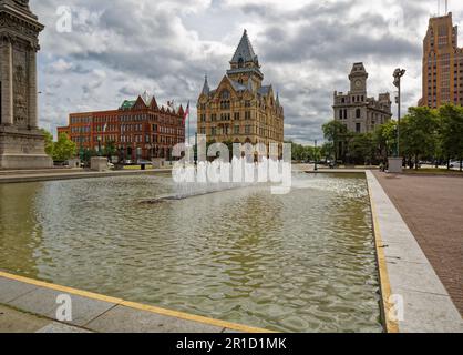 Clinton Square: Soldiers and Sailors Monument, Third National Bank Bldg., Syracuse Savings Bank Bldg., Gridley Bldg., State Tower Bldg. Stockfoto