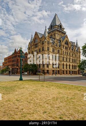 Die Bank of America befindet sich jetzt im Syracuse Savings Bank Building am Clinton Square, dem ehemaligen Pfad des Erie Canal. Stockfoto