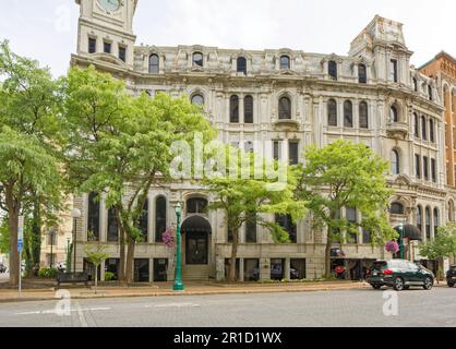 Das Gridley Building, ursprünglich das Onondaga County Savings Bank Building, ist ein graues Wahrzeichen aus Stein mit Uhrenturm gegenüber dem Clinton Square. Stockfoto