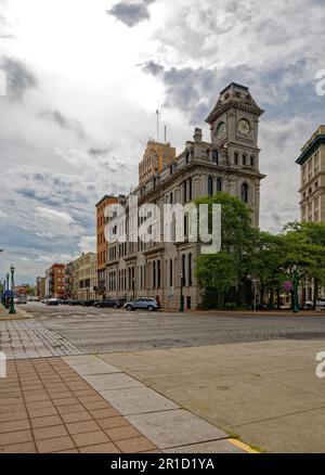 Das Gridley Building, ursprünglich das Onondaga County Savings Bank Building, ist ein graues Wahrzeichen aus Stein mit Uhrenturm gegenüber dem Clinton Square. Stockfoto