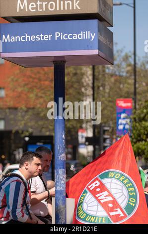 Manchester, Großbritannien. 13. Mai 2023 RMT (National Union of Rail, Maritime and Transport Workers) offizielle Streikposten am Bahnhof Manchester Piccadilly 13. vom Mai 2023. Streiks bewirken die Reise zum Eurovision-Finale heute Abend. Nächste Woche könnten weitere Maßnahmen Manchester-Fußballfans auf dem Weg nach London zum FA-Pokalfinale stören. Bild: Garyroberts/worldwidefeatures.com Kredit: GaryRobertsphotography/Alamy Live News Stockfoto