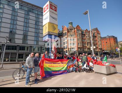 Manchester, Großbritannien. 13. Mai 2023 RMT (National Union of Rail, Maritime and Transport Workers) offizielle Streikposten am Bahnhof Manchester Piccadilly 13. vom Mai 2023. Streiks bewirken die Reise zum Eurovision-Finale heute Abend. Nächste Woche könnten weitere Maßnahmen Manchester-Fußballfans auf dem Weg nach London zum FA-Pokalfinale stören. Bild: Garyroberts/worldwidefeatures.com Kredit: GaryRobertsphotography/Alamy Live News Stockfoto