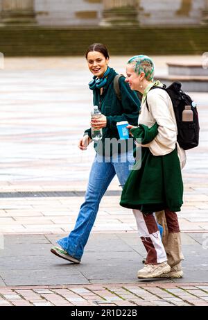 Dundee, Tayside, Schottland, Großbritannien. 13. Mai 2023. Wetter in Großbritannien: Die Temperaturen im Nordosten Schottlands lagen heute Morgen bei etwa 14 °C. Modische Frauen verbringen den Tag im Stadtzentrum von Dundee, genießen das Stadtleben und gehen am Wochenende einkaufen. Kredit: Dundee Photographics/Alamy Live News Stockfoto