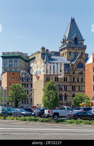 Rückansicht: Die Bank of America befindet sich jetzt auf dem Sandsteingebäude Syracuse Savings Bank Building am Clinton Square, dem ehemaligen Pfad des Erie Canal. Stockfoto
