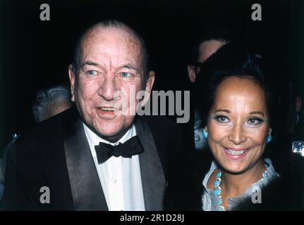 NOEL FEIGLINGE (am Tag nach seinem 70. Geburtstag) und MERLE OBERON am 17. 1969. Dezember, die im Saville Theatre in London ankommen, um DAS neue Stück VON ROBIN MAUGHAM für DEN FEIND zu eröffnen Stockfoto