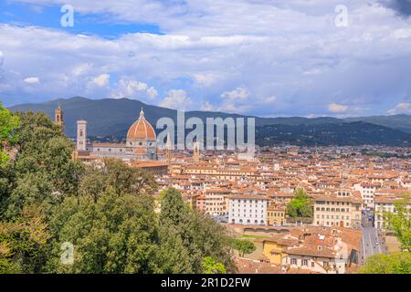 Skyline von Florenz: In der Ferne die Kuppel der Kathedrale Santa Maria del Fiore, die die Stadt dominiert. Stockfoto