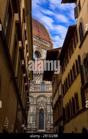 Blick auf die Straße von Florenz: Blick auf Brunelleschis Dom. Stockfoto