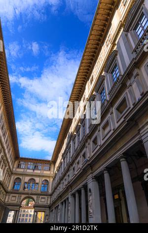 Die Uffizien in Florenz, Italien: Blick auf den engen Innenhof zwischen den beiden Flügeln des Schlosses. Stockfoto