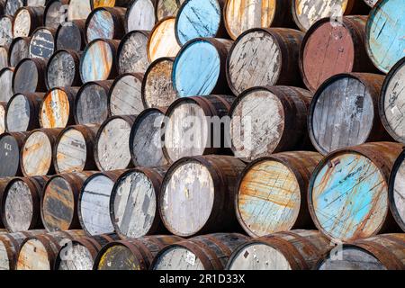 12. Mai 2023 Speyside Cooperage, Dufftown Road, Craigellachie, Moray, Schottland, AB38 9RS. Dies ist eine große Sammlung von Whisky und anderen Alkoholfässern. Stockfoto